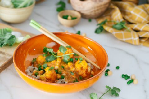 Snelle vegetarische Thaise Gele Curry met Bloemkool, kikkererwten en doperwten