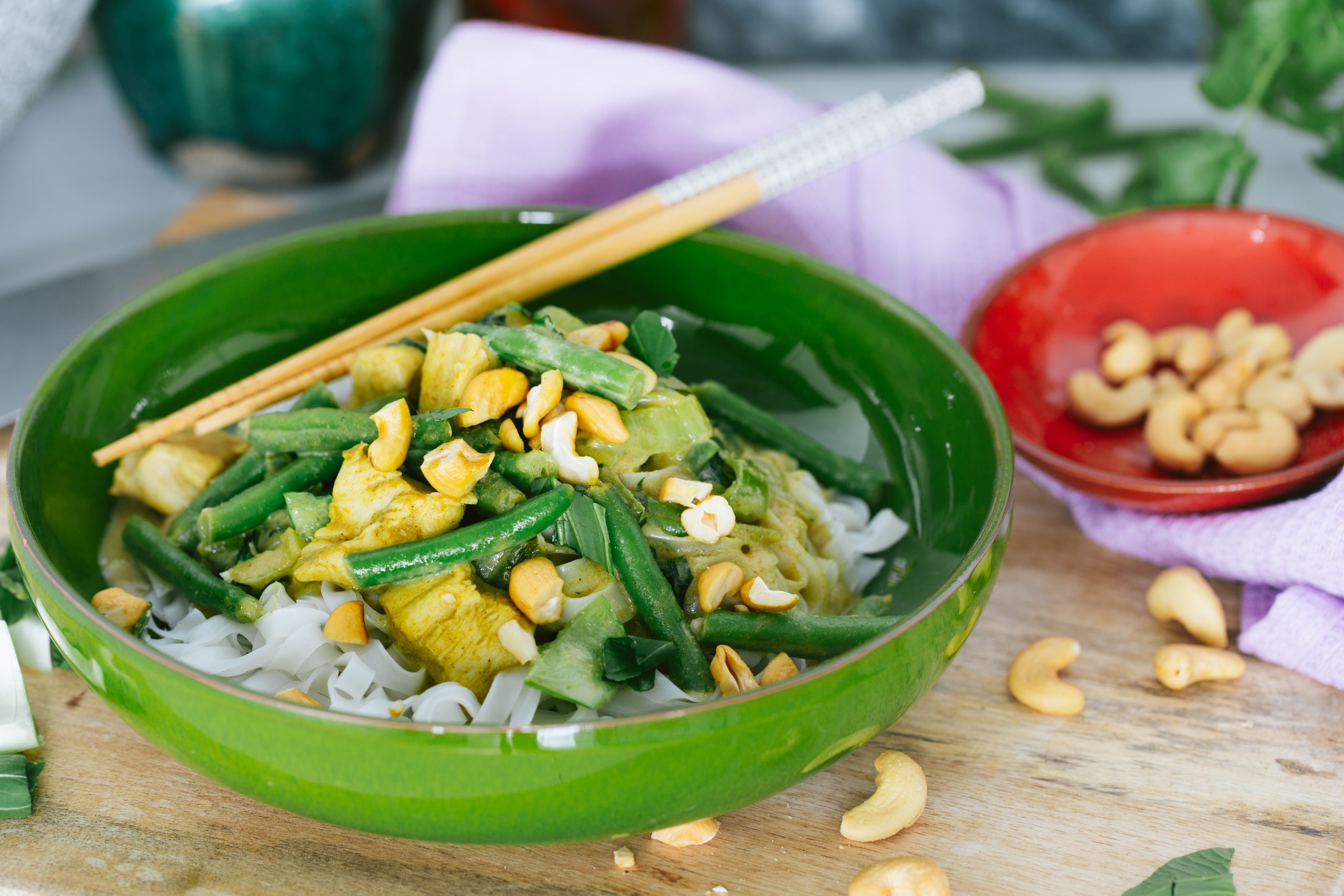 Snelle Thaise curry met kip, paksoi en cashewnoten