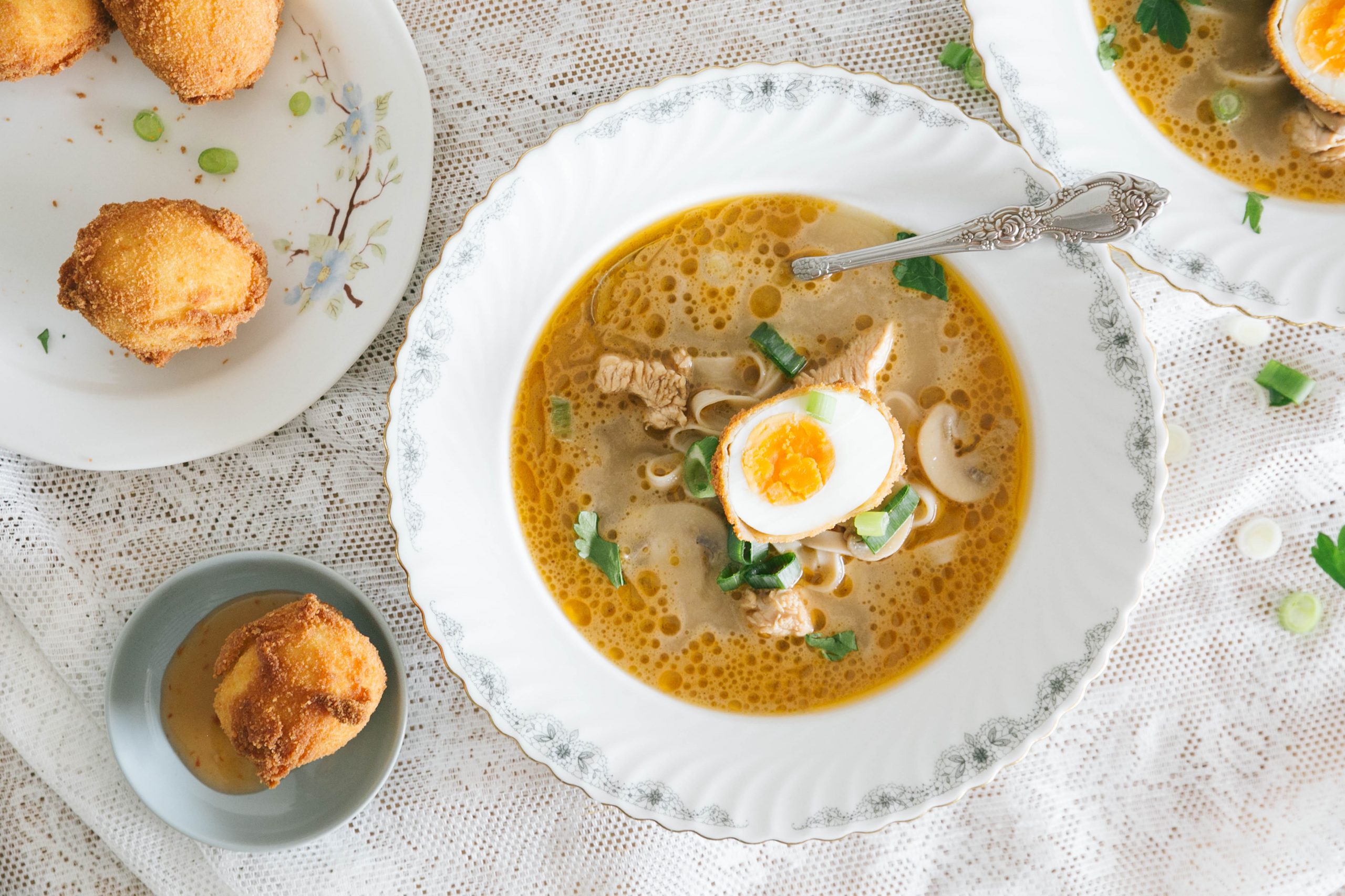 Thaise Tom Kha Kai met gefrituurde eieren